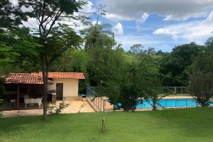 Kolam renang di atau dekat dengan Sitio com Piscina AQUECIDa e 5 quartos c/ suíte!