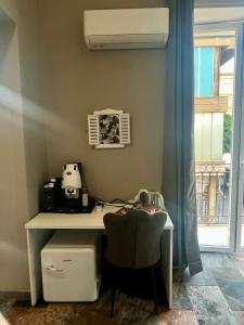 um escritório com uma secretária e uma cadeira ao lado de uma janela em B&B Dimora Emily em Palermo mais 14 fotografias