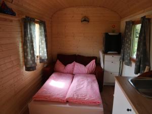 Postel nebo postele na pokoji v ubytování Löwenzahn-Lodge