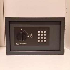a microwave oven sitting on top of a counter at Casa da Praça in Miranda do Douro