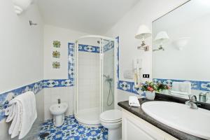A bathroom at Il Giardino dell'Arte