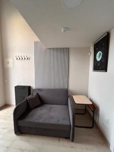 un salon avec un canapé et une table dans l'établissement Urban Nest Palanga, à Palanga