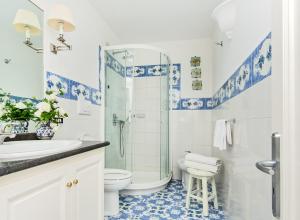 A bathroom at Il Giardino dell'Arte