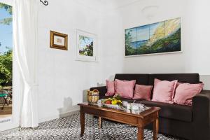 A seating area at Il Giardino dell'Arte