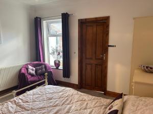 En eller flere senge i et værelse på Seashells Cottage