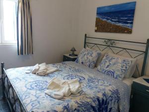 a bedroom with a bed with towels on it at Semi's House in Batsi