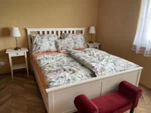 Horná PotôňにあるKonvalinkaの白いベッドと枕のある寝室