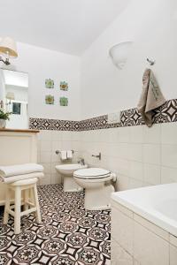 A bathroom at Il Giardino dell'Arte Még 33 kép
