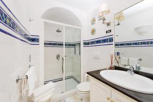 A bathroom at Il Giardino dell'Arte