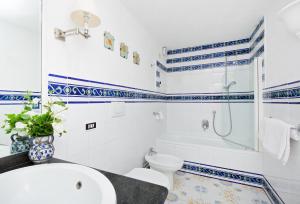 A bathroom at Il Giardino dell'Arte