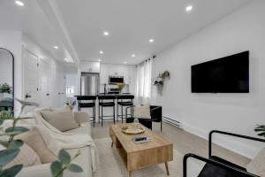 Μια τηλεόραση ή/και κέντρο ψυχαγωγίας στο Modern 2BR Apt Near Downtown Ottawa FREE PARKING