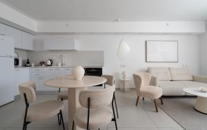 Nathan's Suites On The Beach的厨房或小厨房