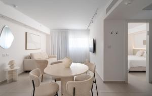 Nathan's Suites On The Beach的休息区