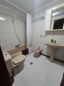 Ένα μπάνιο στο Faro de Ajo