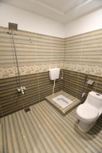 un bagno con un water e un lavandino di D-Cozy Resorts a Bālākot