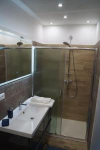 un bagno con doccia e lavandino bianco di villa Cretaccio Arco,bilocale in casa di campagna a 5 Min dal lago con deposito bici e attrezzatura ad Arco