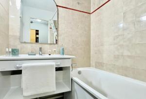 Kúpeľňa v ubytovaní Résidence Hameau Du Borsat - Studio pour 4 Personnes 06 + 11 fotografií