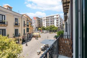 萨莱诺Marisa Holiday House Apartment Cetara Sea View的公寓的阳台配有桌椅,位于大楼内。