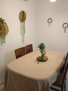 佩塔提克瓦בין העצים的餐桌,配有白色桌布和盆景植物 更多19张照片