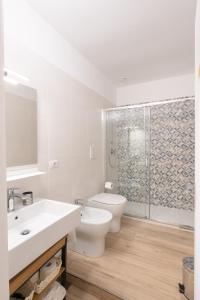 萨莱诺Marisa Holiday House Apartment Cetara Sea View的浴室里有马桶、洗手池和淋浴。