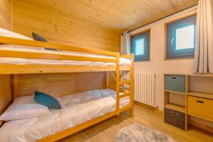 a bedroom with two bunk beds in a cabin at Etoile des Vents 1 in Morzine