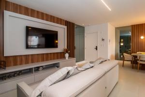 Μια τηλεόραση ή/και κέντρο ψυχαγωγίας στο Apt moderno a uma quadra da Praia Brava VT4055