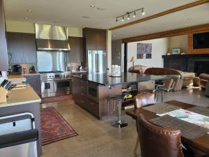 een grote keuken met een tafel en een woonkamer bij The Seaside Getaway in Point Roberts