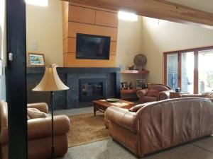 een woonkamer met twee banken en een open haard bij The Seaside Getaway in Point Roberts