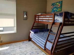 een slaapkamer met twee stapelbedden en een raam bij The Seaside Getaway in Point Roberts