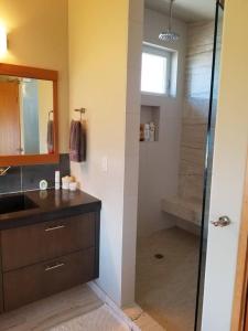 een badkamer met een wastafel en een glazen douche bij The Seaside Getaway in Point Roberts +29 foto's