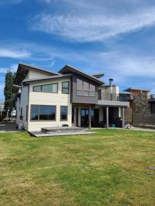 een groot huis met een gazon ervoor bij The Seaside Getaway in Point Roberts