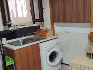 Kuchyňa alebo kuchynka v ubytovaní Erini Room