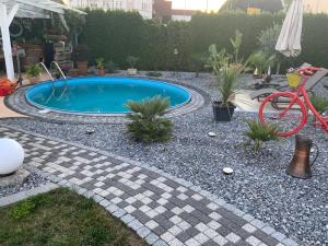 a small swimming pool in a garden with a bike at Ferienhaus Lübke, Gartenblick in Mühlhausen