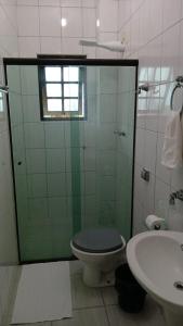 een badkamer met toilet en wastafel bij Pousada Beira Mar in Mongaguá +26 foto's