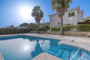 Piscina de la sau aproape de Chalet Villa Sophia Alicante