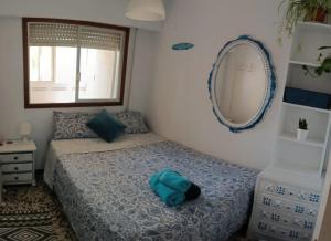 Postel nebo postele na pokoji v ubytování BLUE DOUBLE PRIVATE ROOM AT FRONT BEACH - HABITACION en la playa piso compartido