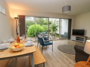 TV a/nebo společenská místnost v ubytování 14 Coedrath Park