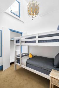 Un pat sau paturi într-o cameră la Central Stylish Apartment - FREE Parking - 4min to beach