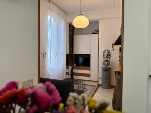 a living room with a couch and a kitchen at Casa di Peppa in Sanremo