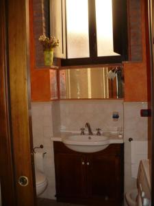 Ένα μπάνιο στο Casa il Fileno Lovely Apartment in Medieval Certaldo Alto