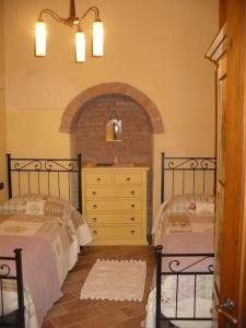 Ένα ή περισσότερα κρεβάτια σε δωμάτιο στο Casa il Fileno Lovely Apartment in Medieval Certaldo Alto