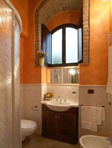 Ένα μπάνιο στο Casa il Fileno Lovely Apartment in Medieval Certaldo Alto