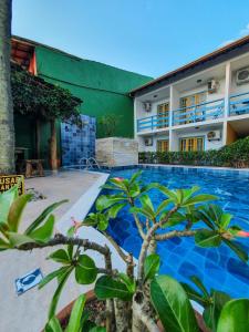 een hotel met een zwembad voor een gebouw bij Hotel Estalagem Porto Seguro in Porto Seguro