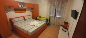 a small bedroom with a bed and a table at alloggio turistico Viaggiattori - lago di Bolsena in Valentano