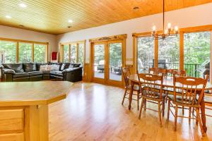 Χώρος καθιστικού στο Lakefront Tower Home with Shared Dock!