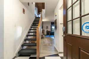 een hal met een trap en een deur bij Stylish 2BD in Carnelian Bay in Carnelian Bay