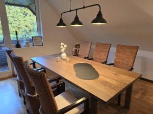 a dining room with a wooden table and chairs at Ferienwohnung Morgensonne Mölln in Mölln