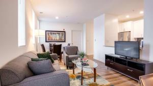 Ruang duduk di Gorgeous Apt with Kitchen