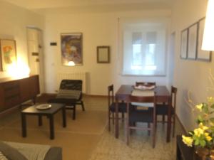 a living room with a table and a dining room at Casa Anna in Castagneto Carducci