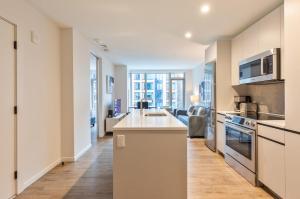 Cuina o zona de cuina de Gorgeous Apt with Pool Views